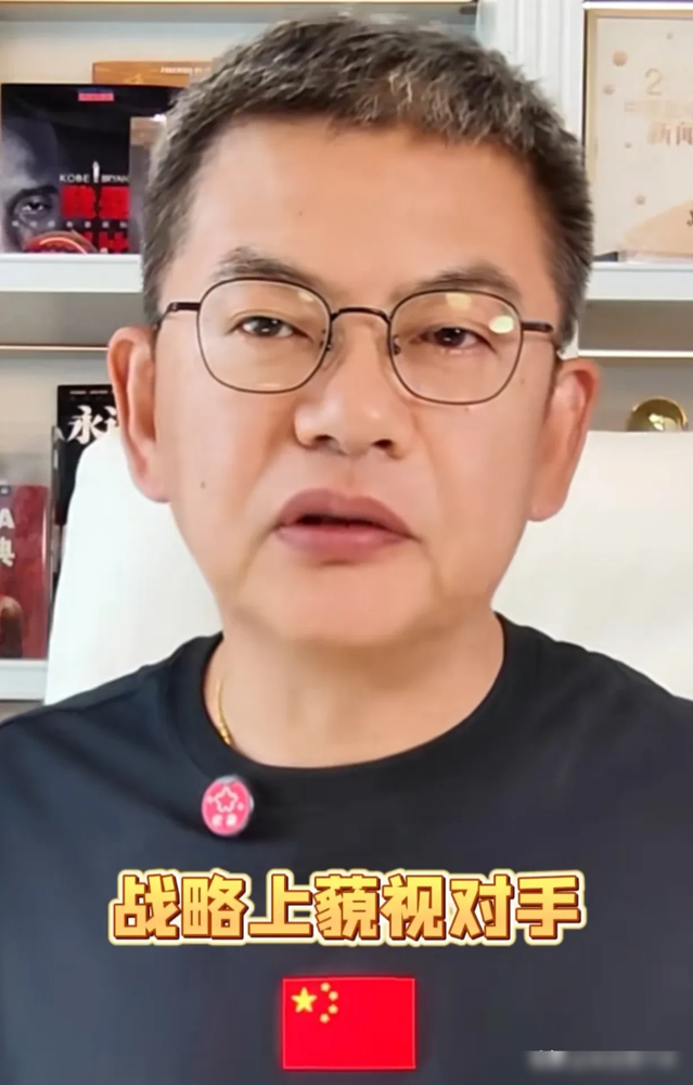 9月18日打日本，苏群说这只是一场普通的比赛，杨毅直接开喷。
苏群的意思很明白，对面派的是二队，咱们主力陪臭棋篓子下棋，输了丢人赢了没劲，不如上U18练手。
但杨毅不惯着：日子特殊，对手特殊，真出大舆情，说普通的人不用担责。
再看现实，锋线伤了两个，沙特那关只赢9分，轮换已经吃紧。日本没NBA