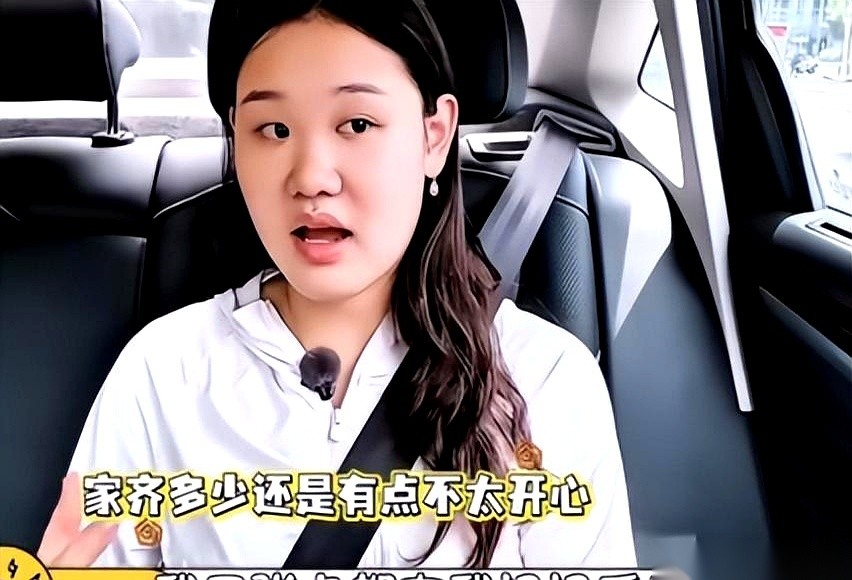 全进华干着自己的助农直播，对妹妹拿了多少奖金从来不打听。
他不认同家人就该顺理成章跟着享用的潜规则，张口就是一句极其清醒的“我妹的钱是我妹的钱”。
被卡在《我家那闺女2026》里的张家齐，显然还没能从母亲手里要过那张想自己管理的银行卡。
说句实在话，看全进华这种做派，心里真觉得痛快。
咱们平头老百姓