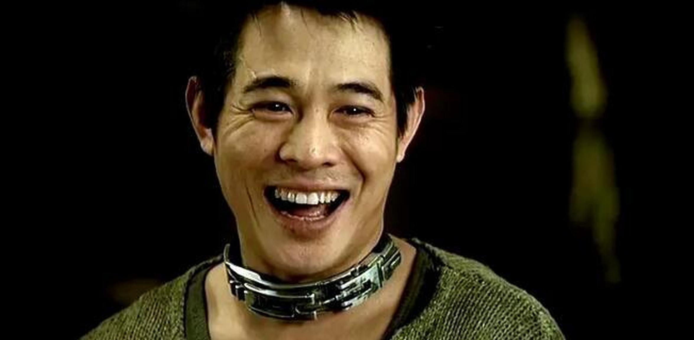 成龙栽过。
不止一回。
头回去好莱坞，人家让他走廊干等三钟头，进去打一套拳，摆摆手说不行。回香港好几年，提起来还咬牙。后来拍尖峰时刻，他学精了，成家班全带上。灯光武行场务，全是跟了十几年的兄弟。现场美国 crew 不服，成家班就一遍遍试，硬把机位节奏掰过来。成龙说往东，没人敢往西。
李连杰没这条件。