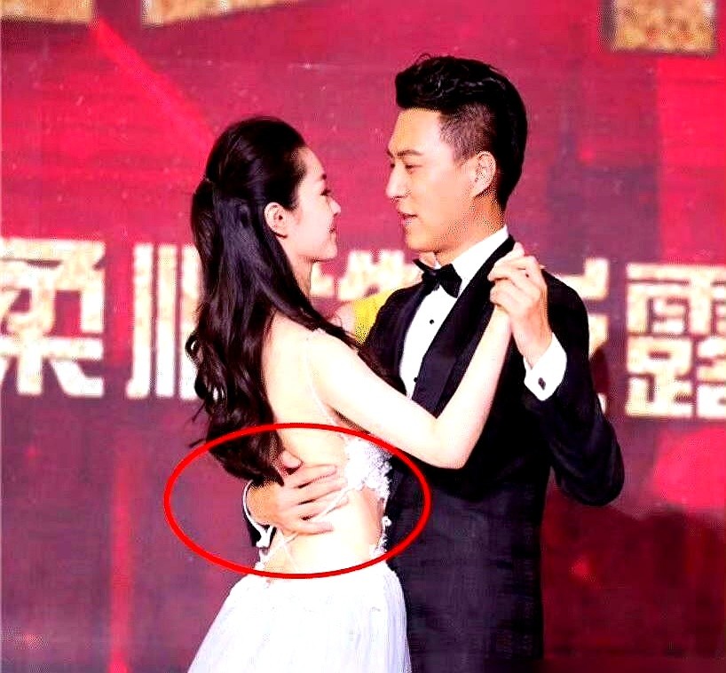 胡歌转身牵走王乐君，把宋轶一个人晾在了聚光灯下。

手悬在半空的宋轶笑也不是走也不是，台下已经有了窃窃私语。三步之外的靳东没犹豫，一步迈过去，微微躬身递出手看着她轻声说：“来。”

顺势带着宋轶转了个圈跟上节奏。全程十几秒自然得像排练过，台下掌声直接响了起来。

网友翻出《伪装者》这段视频，评论全是