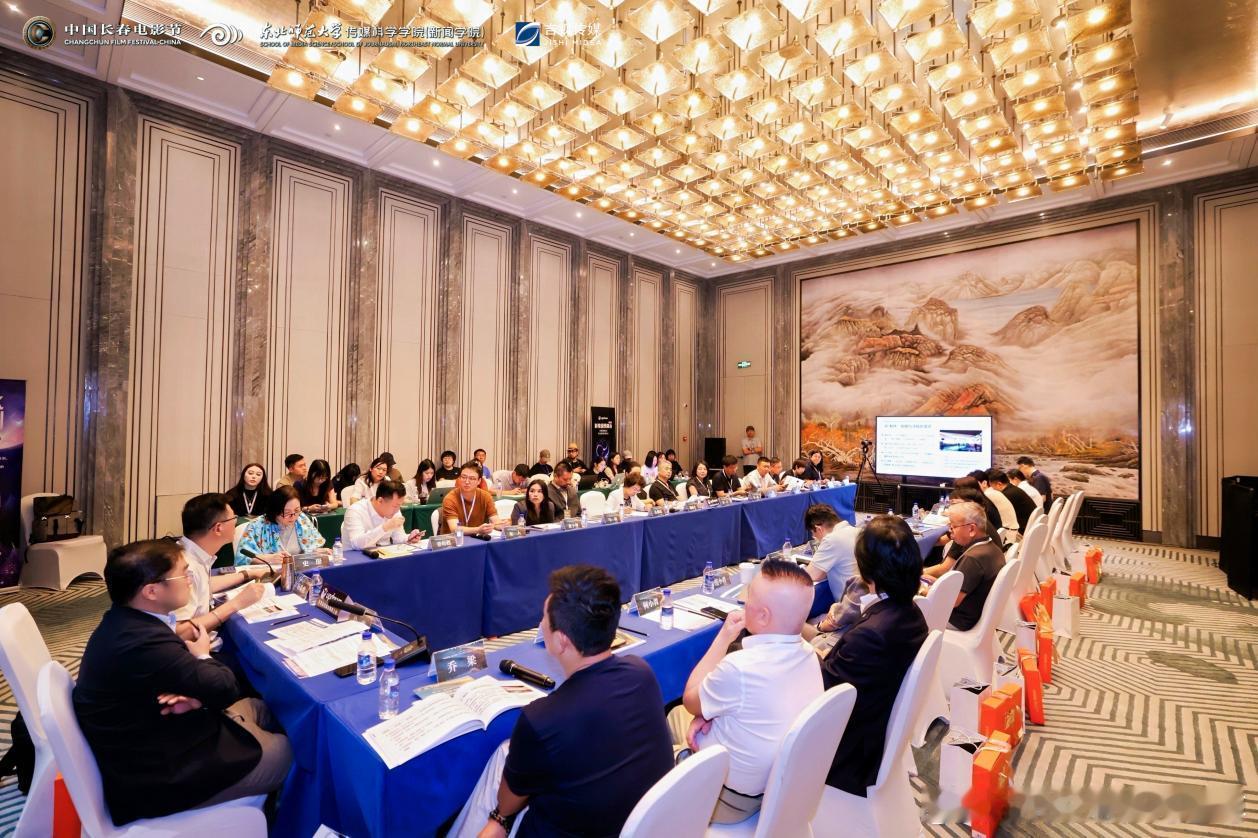 #第二十一届中国长春电影节#为推动AIGC技术与影视产业深度融合，激活数字文化产业创新活力，8月26日，影旅共生·AIGC赋能新未来产业沙龙在长春成功举办。本次沙龙是第二十一届中国长春电影节AIGC影像与文创单元系列活动之一，聚焦“AI+影视+文旅”跨界创新，汇聚学界专家、行业大咖开展深度研讨，为影视 ​