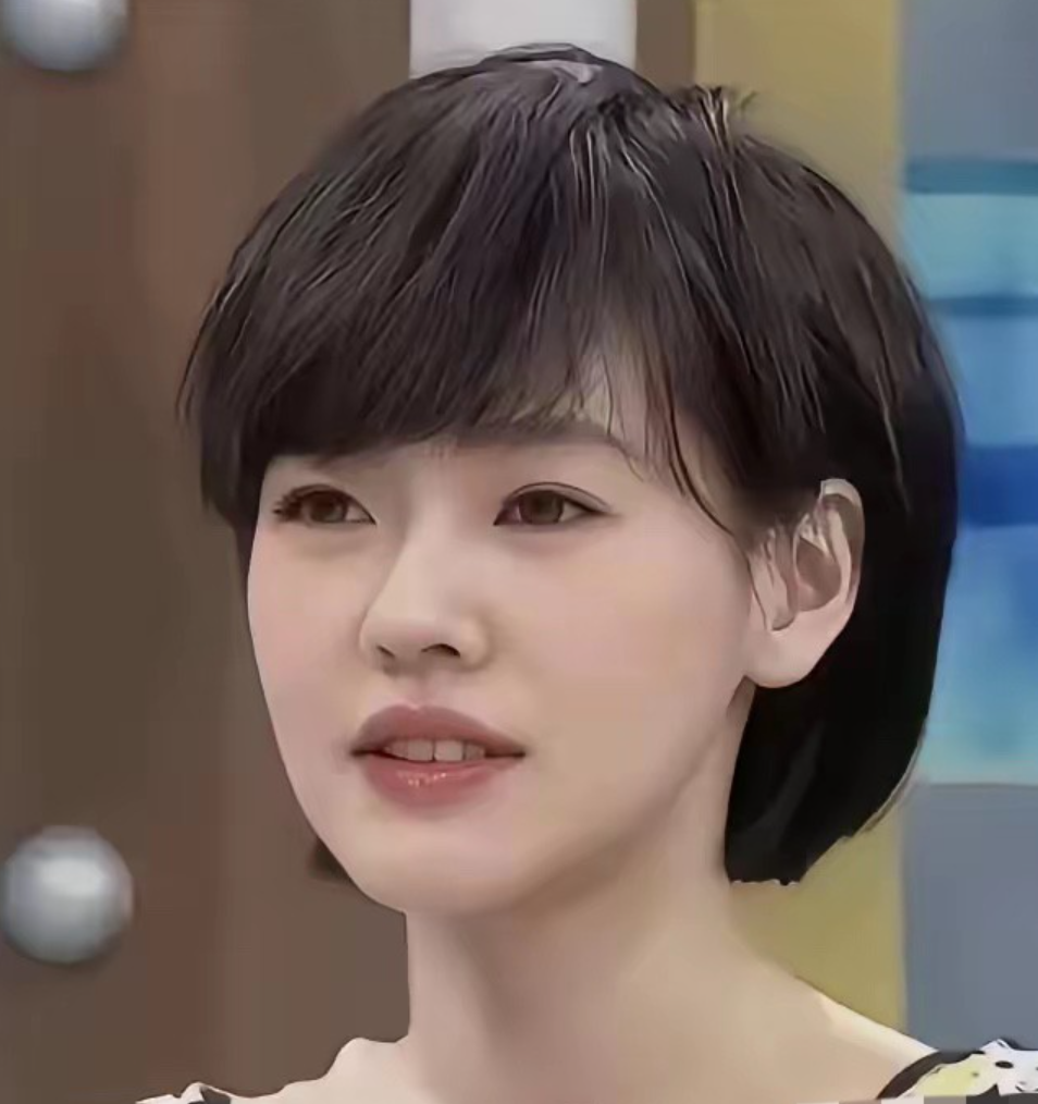 论颜值，小S其实挺冤的！
大S一直说自己比小S漂亮，小S也默认这个说法，但她们好像都忽略了小S当年刚生完第一胎时的颜值有多迷人。
2006年，小S生完许俏妞复出《康熙来了》，那一年她28岁。
镜头里的她，脸型比产前圆润了一些，但那种圆润不是胖，是胶原蛋白充足带来的饱满感。皮肤透亮，苹果肌鼓鼓的，笑起