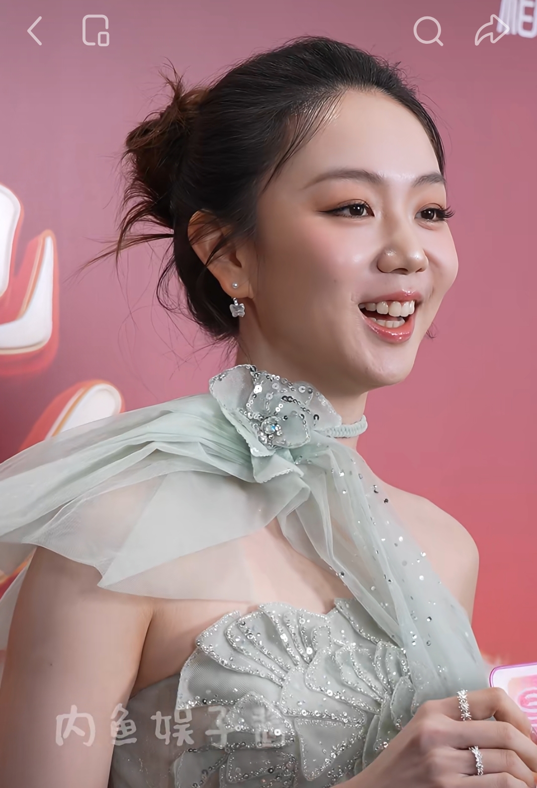 许嵩老婆冯禧能嫁给自己的偶像把大家羡慕的不要不要的！
小嫂子不仅长的好看，学历也很高，而且主持人能力也很强，嫂子工作单位是深圳卫视，这也是很拿的出手的！！
这比那些找网红，娱乐圈的当老婆强太多了[赞][赞]