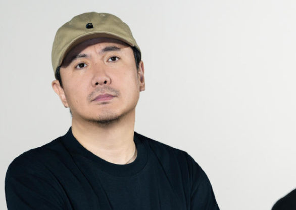 太搞笑了。舞台上妙语连珠的沈腾，私下里和普通人喝酒之后，差别并不大？

最近一段沈腾喝多被人架着上车的视频流出，一下子勾起不少网友讨论。

视频里沈腾整个人状态昏沉，脚步不稳，身边两位朋友一左一右扶着他，半架着往车里送。

他没有大声喧哗，也没有做出出格举动，只是浑身没力气，只能靠着朋友支撑。

现