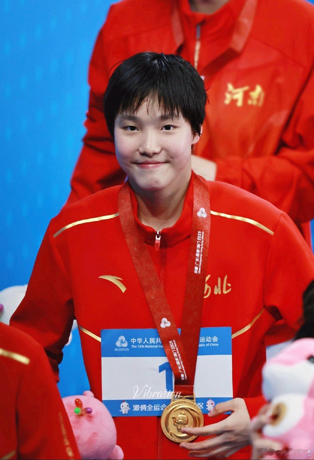 #13岁于子迪MVP#
BS
爱知·名古屋亚运会闭幕日，13岁的中国游泳运动员于子迪当选为最有价值女运动员，小孩姐太厉害了[鼓掌][鼓掌][鼓掌]不敢想象这么小的年龄夺得了三块金牌，前途不可限量啊！ ​
