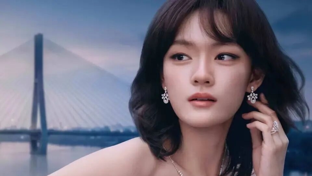 文淇适合演绎的角色类型比较有限，可选的人物方向不算宽泛。她有心拓展圈内人脉，希望多结识行业里的伙伴，只是性格上很难适应这类社交场合，在交际的时候显得拘谨不自然。她性子直率强硬，不习惯圆滑应酬。
 
感情方面，她是直女，现阶段没有稳定交往的对象，处于单身状态。平时不擅长客套周旋，不会刻意说场面话，在各