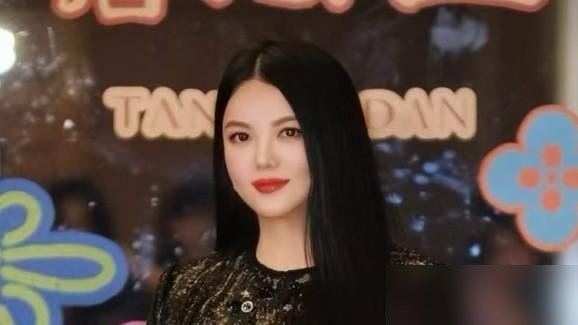 李湘在新加坡街头被拍，瘦得差点没认出来，半年掉了50斤。
网友扒出她的法子，根本不是饿出来的。住家教练、营养师、全科医生，一个团队围着她转。食谱精确到克，训练卡着心率来。你去健身房办卡那几千块，在她这连一天的开销都不够。
王诗龄在英国上学，她在旁边陪读。母女俩被偶遇，状态一个比一个好。之前账号被