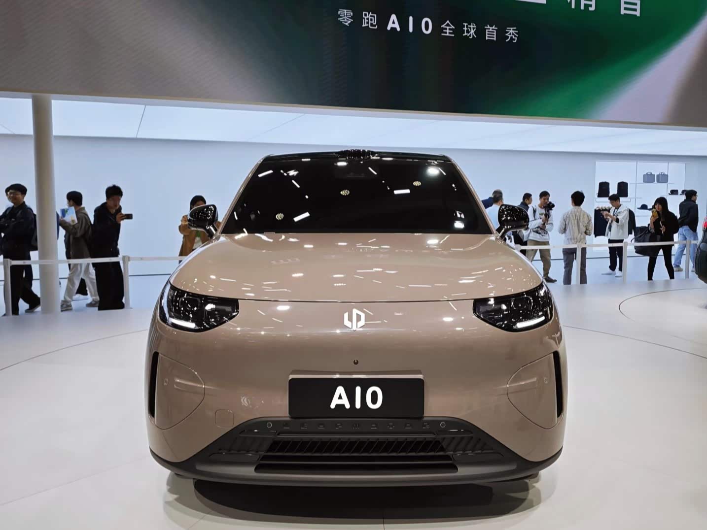 零跑 A10｜家用新选手，适合看重智能的年轻人 零跑 A10 的座舱智能化体验，在同价位里面属于上游水平。后排空间能够满足普通家用。品牌上市时间不算长，长期耐久口碑还需要时间沉淀。喜欢尝鲜可以入手，极度追求十年超长省心就谨慎一点。【来自懂车帝车友圈】