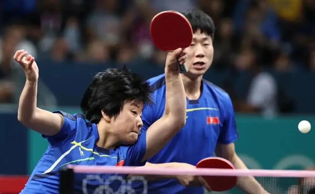 2026年乒乓球亚洲锦标赛今天在塔什干开打，朝鲜队七个项目一个不留，整支队伍没来。赛前十天他们还上报了完整的主力名单，李正植和金琴英都在里面，然后临开赛全撤了。
不管朝鲜队撤的具体原因是什么，有一件事已经确定：这站亚锦赛的对手版图，在开赛前被削掉了一块。
国乒这边的名单也变了。
八月底中国乒协公示选