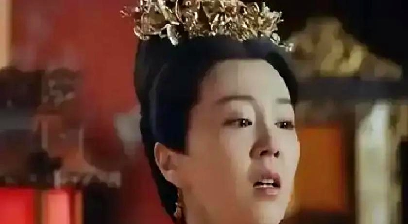 朱棣带着几十万大军杀进南京，皇位唾手可得，却被摔在地上的大嫂吕氏，用一个巴掌大的蜡封竹筒当场治得服服帖帖
 

吕氏从怀里掏出朱元璋留下的绝密遗诏，开门见山跟朱棣做交易：昭告天下建文帝葬身火海，从此不准再搜捕朱允炆，换儿子一条生路，自己则出宫去破庙了此残生。朱棣拆开一看，脸色当场变了，满身杀气瞬间哑