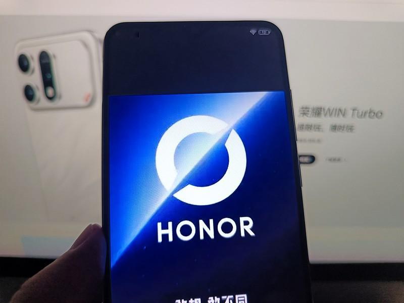 这次荣耀WIN2系列的配置爆料看得我直接坐不住了。
核心直接上了骁龙8 Gen3领先版，配16GB+1TB的起步存储组合，内置6200mAh的超大电池还支持100W有线快充，屏幕是1.5K的直屏，峰值亮度干到了3800nit，就算大中午在户外太阳底下刷外卖路线都能看
