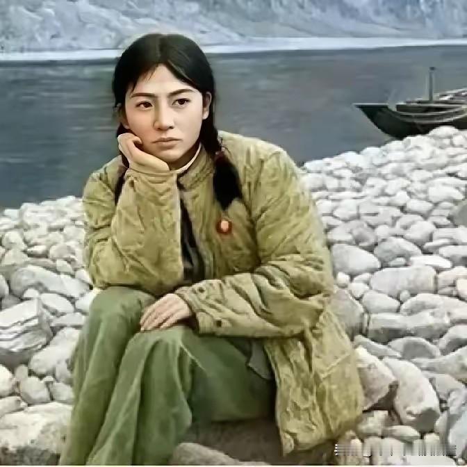 1972年，21知青李文忠救起一名11岁的落水女孩。然而，女孩竟认真地对他说了一句：“你别结婚，等我长大了，我就给你当媳妇儿！”

李文忠愣了一下，随即笑了，把湿透的刘海拨到一边。“小丫头片子，胡说啥呢。赶紧回家换衣服，别冻着了。”他拧着自己衣角的水，没再看她。刘俊霞湿漉漉地站着，嘴唇发紫，眼睛却直