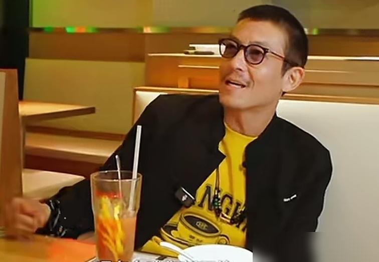 伦敦地铁里，陈冠希踩着双拖鞋，旁边站着秦舒培。有人喊他，他回头笑了一下。就这一下，评论区炸了。
这哪像45岁的人？平头，黑发，墨镜一戴，整个人利索得跟二十年前似的。以前被嘲“本山化”，他不辩解，也不进医美，就一句“联名款很值钱”带过去。
现在再看，人家把日子过明白了。巴黎被偶遇，扎小辫搞艺术风，