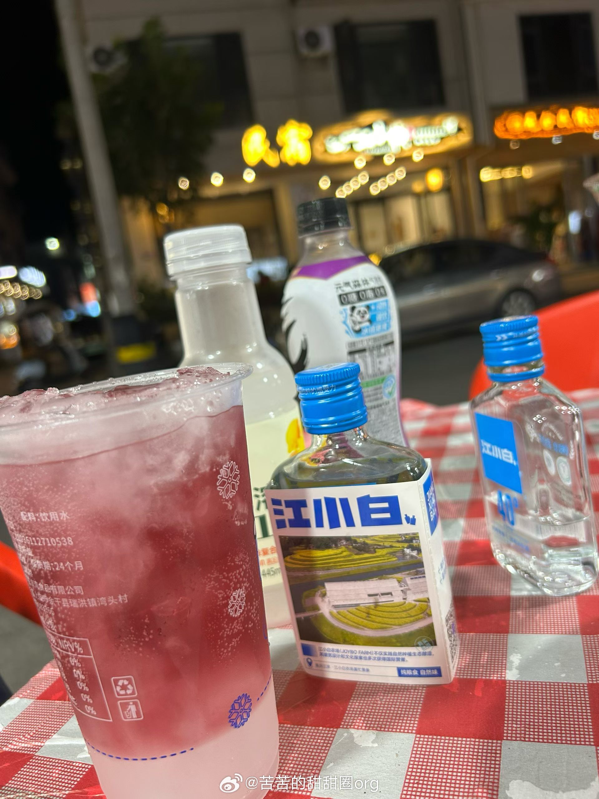 不欠任何人一个解释不必逢人就解释自己。很多时候我们习惯性想要解释，怕被误会、怕被非议，总想把前因后果摊开，换取别人的理解。但慢慢会明白：不是所有疑问都要回应，不是所有偏见都要澄清。懂你的人自然看得懂，存心曲解你的人，再多解释也只是徒劳。你的时间和情绪很贵，不必为了别人的执念反复自证，你真的不欠任何人一个解释。不必向偏见低头，不必向猜忌自证，你不欠谁一份交代。与其费力自证，不如安心做自己，我自己的生活，没必要挨个给人交说明书。