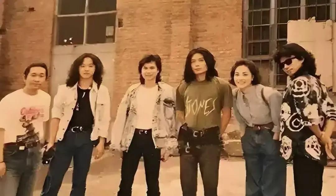 窦佳嫄20岁，公开说自己有双相情感障碍，需要终身吃药。她姐窦靖童，27岁，音乐节压轴，被资本捧成资源咖。同一个爹，一个是被托举着往上走的，一个是被骂着往下坠的。

1999年，窦唯带着高原在媒体面前说，高原是我的爱人。王菲没吵没闹，签字离婚。当年网友骂窦唯和高原出轨还理直气壮，等着看他们能得意几年。