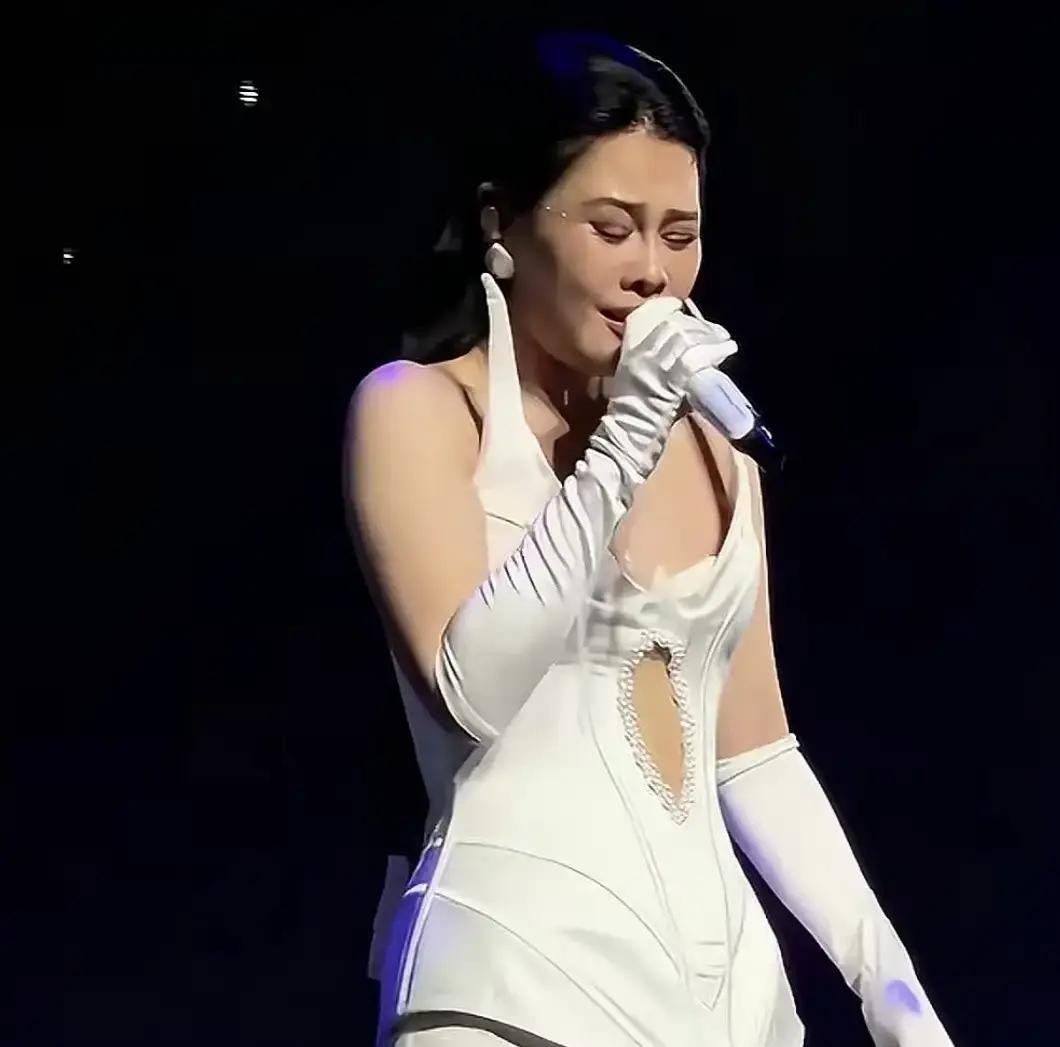袁娅维那场演出，高音飙得全场鼓掌，最后上热搜的原因，是白礼服透出了黑色三角裤衩。

她唱功在圈内排得上号，团队提前半个月砸几百万宣传，要冲年度神级舞台。结果热搜第一挂了4天，全在骂她穿错内裤。

网友热评说：“你知道为什么能骂你上热搜？因为你穿了一个黑色三角裤衩，白外套配裤衩，是何等的低智商穿着，真