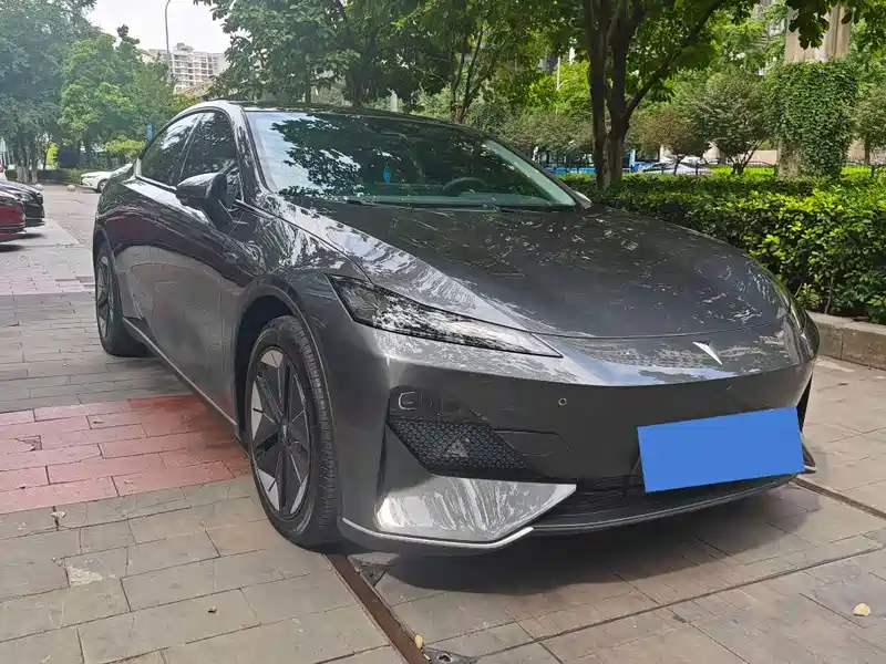 二手深蓝SL03｜15-20万 溜背智能纯电轿跑
15-20万高性价比二手纯电轿跑，深蓝SL03颜值实力全能能打！无框车门、溜背轿跑车身，搭配极简科技外观，运动氛围感直接拉满，颜值吊打同价位多数电车，回头率超高。车身低趴稳重，底盘调校扎实运动，操控精准灵活，市区代步轻盈，高速行驶稳定。智能车机系统流