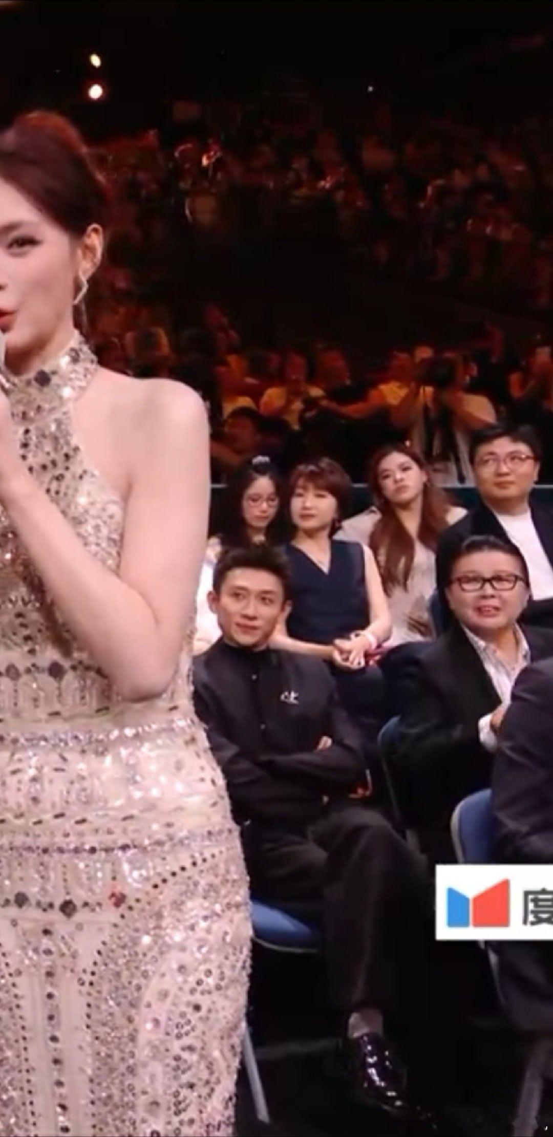 #杨紫张一山交流#嘿嘿家有儿女重聚了  真是好多年没有同框了，依旧京爷 ​