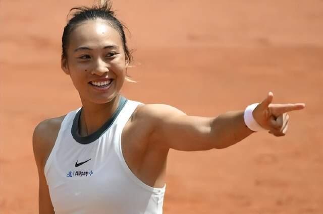 #郑钦文若夺冠将收获770万奖金#

2026中网女单决赛，郑钦文迎战安德列娃。若夺冠，她将拿到115.138万美元冠军奖金，按汇率约合770万元人民币（税前），同时收获1000个WTA积分；晋级决赛已锁定61.234万美元与650积分。主场冲击个人首个WTA1000冠军。 ​