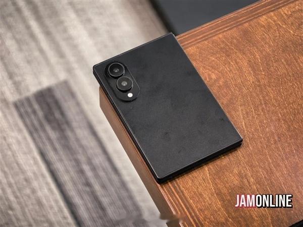 三星Galaxy Z Fold8与苹果iPhone Ultra折叠屏手...