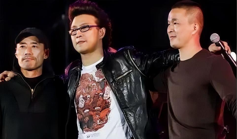 “旭日阳刚”为何爆红一年就消失？

一首春天里，让旭日阳刚从普通翻唱者变成家喻户晓的组合，也让汪峰被很多人记住了一个身份，那就是伯乐。

当时，汪峰并没有排斥他们翻唱自己的歌，反而给过支持，还把两人带上演唱会舞台。对于一个刚刚走红的组合来说，这样的机会意味着什么，不用多说，曝光、关注、商演，很快都会
