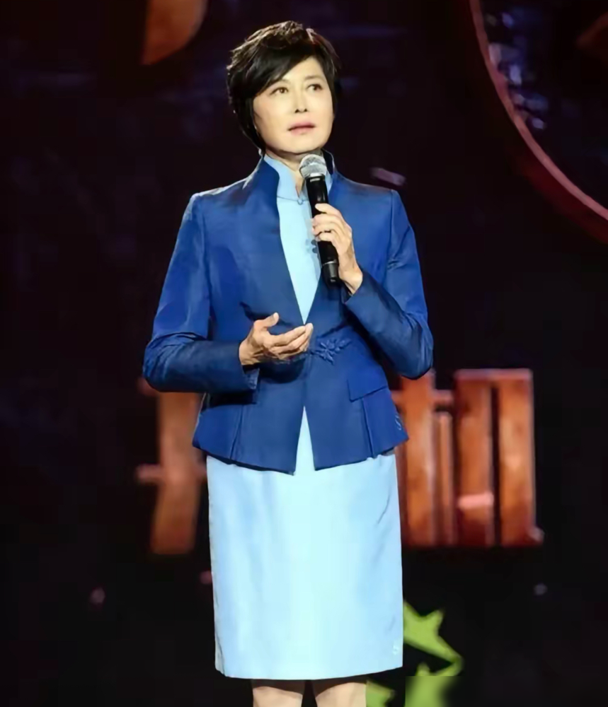 敬一丹刚进《焦点访谈》，直接被同事嫌弃了，嫌她不够狠。别人拍桌子瞪眼追着问，她倒好，像跟人商量事似的。就这，她愣是干了20多年，还连着拿了三届金话筒奖。
《一丹话题》是全国第一个拿个人名字命名的栏目，之后的《感动中国》她更是主持了19年。白岩松说她利而不害，为而不争，在那一帮尖酸刻薄的硬核团队里，