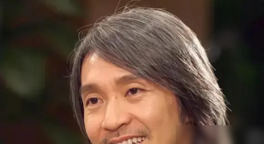 周星驰当年为了上《建国大业》，电话直接打到韩三平那儿，开口就是：我为什么不能客串一下？听说不上这片子，就说明自己不是一线了。

这话听着像玩笑，其实是真急了。当时他人在美国，推了工作飞回来，说零片酬，演个路人甲都行。

结果韩三平跟黄建新一合计，没答应。理由也直接：星爷气场太强，一露面，观众全看他了