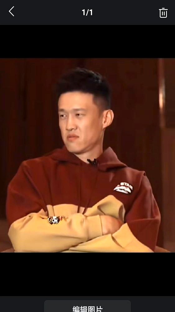“就算被逼到绝境，他也要扑上来咬你一口。”周鹏对着镜头，毫不犹豫报出赵睿的名字。

那场比赛赵睿被对手抓伤，周鹏二话不说冲进人群，死死挡在赵睿身前，指着对面鼻子讨说法，差点把事闹大。

在周鹏眼里，赵睿身上有股混不吝的狠劲。而当周鹏扛着球员兼教练的双重重压喘不过气时，也是赵睿第一个站出来发声，把兄弟
