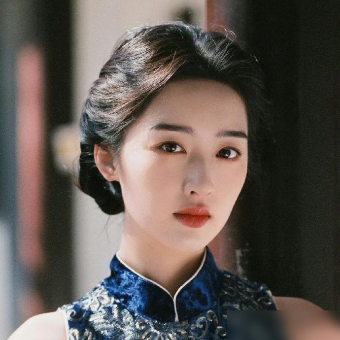 热搜上这对，把观众当傻子糊弄呢。
中秋晚会牵手对视，扭头就补剧宣动作，戏还没播，CP已经炒得冒火星子。邓恩熙说董思成“哭戏很好、很有柔弱美”，董思成夸她“专业有灵气”，互吹的话术比剧本还工整。
再看那部《恰逢春》，庶女配少年将军，双向救赎，老套路裹了层新糖衣。横店开机，杀青，晚会合体，热搜跟上，