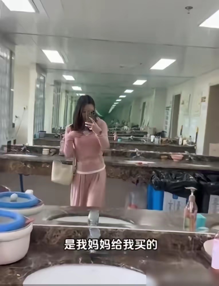 回看张家齐昔日vlog，母女相处温馨默契，对比节目里生分的对话反差很大。镜头记录的只是片段，家人之间的情绪，只有当事人心里最清楚。