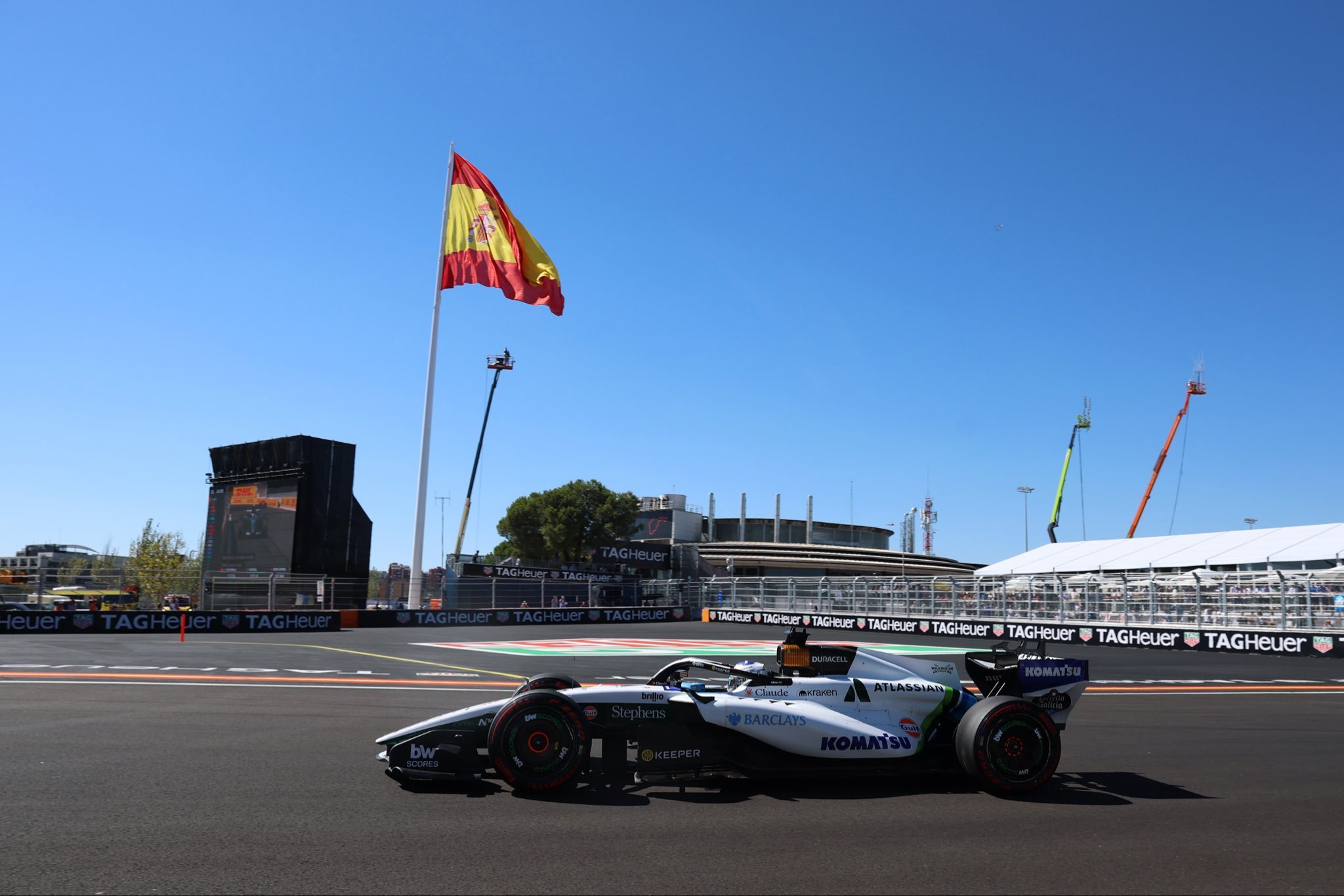 #F1[超话]#很难想象，作为备战2026赛季最早的车队之一，威廉姆斯在今年交出的答卷可以说是惨不忍睹，赛季初最起码能偶尔有竞争力，不至于这么难看，现在已经混到跟阿斯顿马丁、凯迪拉克的速度相差无几。
都是梅赛德斯动力单元客户车队，Alpine都有杆位、有前5完赛纪录，威廉姆斯除了相信过程 ，这赛季 ​