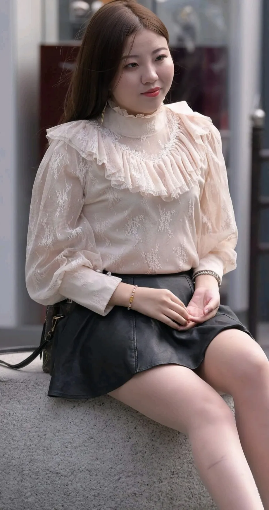 在这个快节奏的都市里，偶遇一抹不可多得的优雅风景。街拍中的她，身着简约...