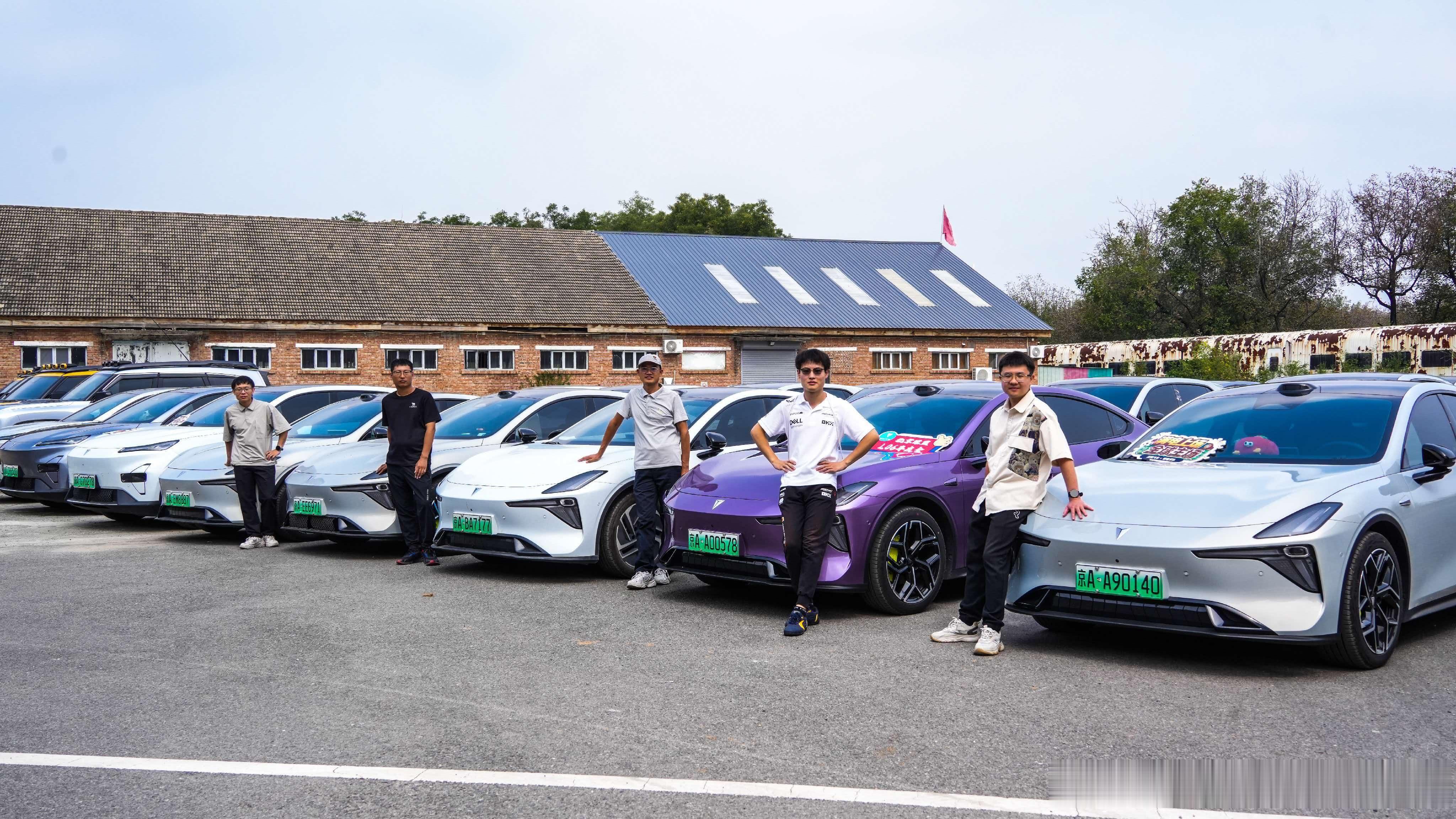 相聚京城 驭见深蓝-北京深蓝车友会
9月19日 秋风徐徐
今天，我有幸参加了深蓝北京车友会举办的第一次活动。这次活动汇聚了L05、L06和G318三种车型。清晨，我从石景山驱车出发，本想早些到场，却因为堵车和路线不熟悉耽误些时间，稍晚才抵达。可当远远看见空地上停着一众深蓝时，心里忽然涌上一阵归属感 ​