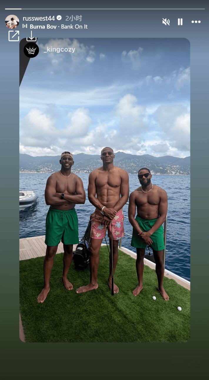 威少和保罗的退役度假之旅成真了——9月2日，两人被拍到在游艇上惬意出海，还在甲板上打起了休闲高尔夫。  一、游艇度假合照曝光- 画面内容：品牌公司创始人Jamie Salter晒出保罗与威少共同出游的