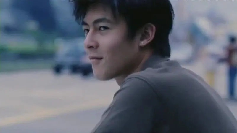 香港科幻爱情片《想飞》2002
吴彦祖、李心洁、陈冠希主演
当年大家都好年轻啊…🚬
简介：游戏设计师卓克寻觅虚拟偶像原型，偶遇背负家庭巨债、苦苦谋生的酒保阿玲。阿玲外表叛逆，内心渴望挣脱苦难，幻想能够飞翔，二人在虚拟与现实的交错里滋生情愫 ​