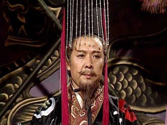 还没遇到关羽张飞时，刘备到底是个什么人？真相比电视剧里惨太多了

很多人对刘备的第一印象，都来自《三国演义》。

张嘴就是“仁义”，
出场就是“皇叔”，
身边还自带关羽张飞两个顶级保镖。

可真实情况是——

在认识关羽、张飞之前，刘备根本不是什么“大人物”。

甚至可以说，他年轻时混得相当普通