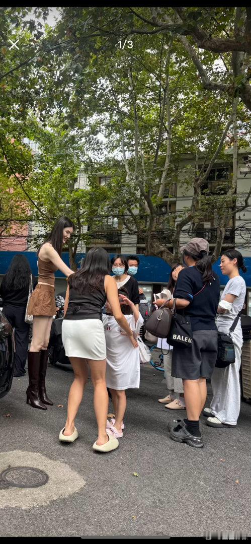何穗的身材比例真夸张，只有站她身边才能感受到。。。 ​