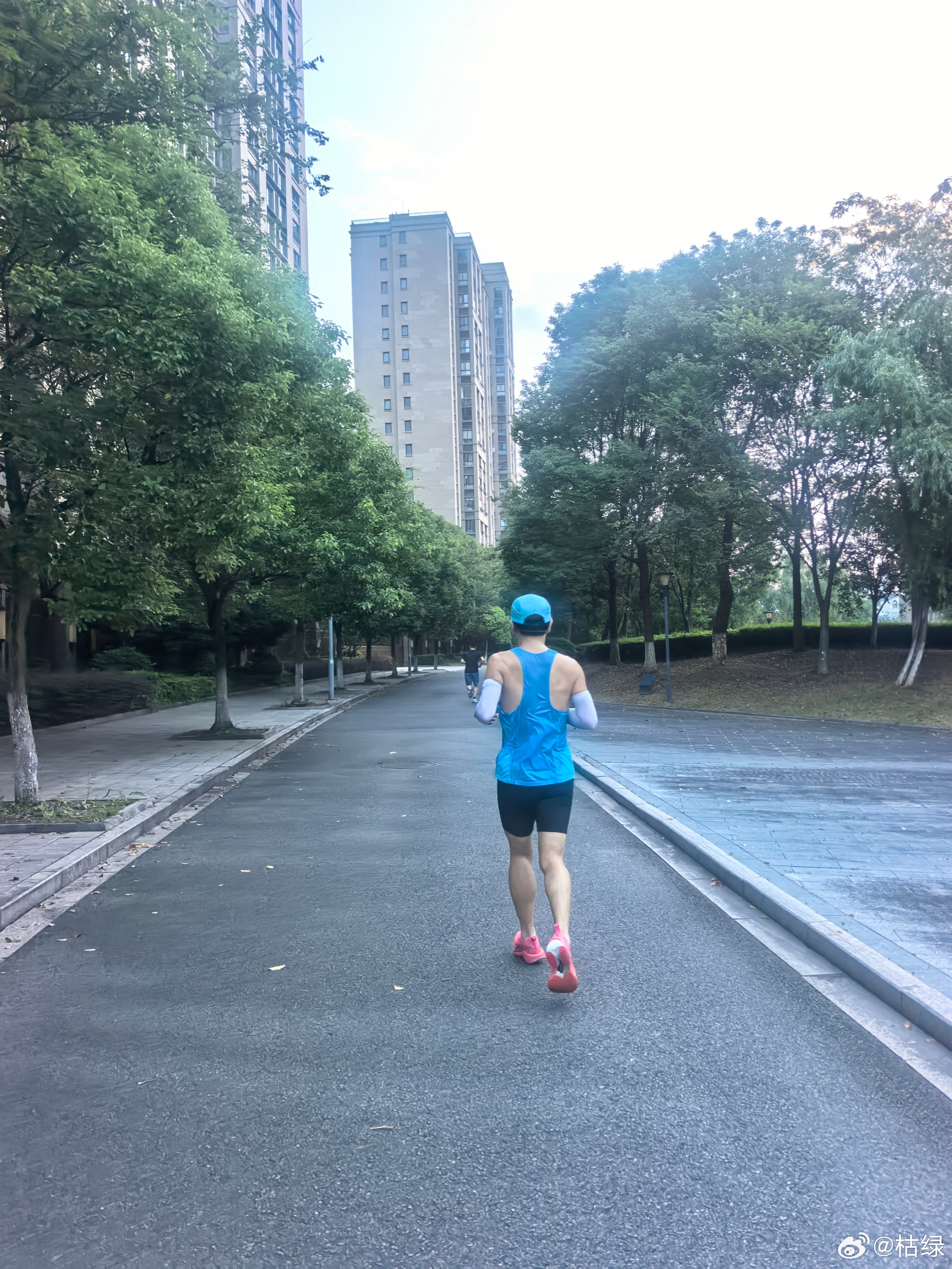 #国庆假期南方前雨后晴#今天有点闷热，打卡9.8公里，偶遇大神带跑了一段！大神言下半年计划跑2.5个马拉松，感觉状态不如去年，适当减量，稳扎稳打。跑步和人生一样，不必一味追求速度，懂得调整节奏、倾听身体，才能跑得更远。
#张家乐刷新了尘封12年的亚运纪录#9月29日，女子链球新星张家乐在名古屋亚 ​