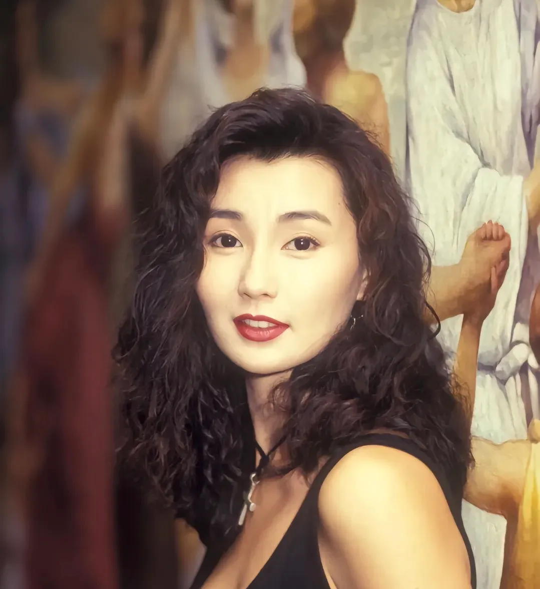 港风美女真的惊艳了时光。像张曼玉，在90年代港星里不算传统美人，没尖下...