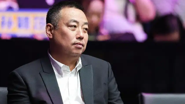 刘国梁现身国际乒联线上会议：这次他的身份，早已跳出“国乒总教头”的旧剧本

2026年8月底，一场没有公开直播、没有现场镜头的国际乒联线上执董会，悄悄把刘国梁推上了热搜。没有熟悉的赛场背景板，没有赛后采访的聚光灯，这位曾经全年无休扎在国内乒坛一线的“金牌教头”，以国际乒联第一副主席的身份坐在屏幕前参
