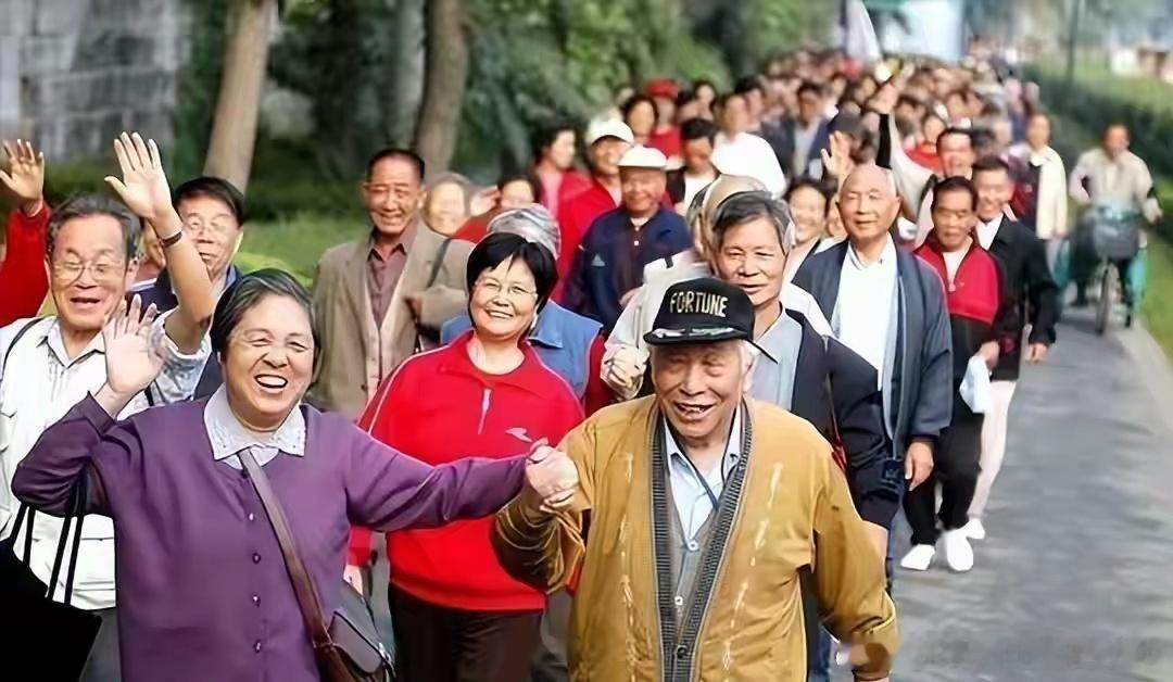 每分钟21人离世：1131万数字背后，我们该如何面对养老长坡？
每六十秒，就有二十多个人从这个世界离开。这是2025年中国人口数据背后，一个被很多人忽略的真相——全年死亡人数达到1131万。乍一听只是个统计数字，细想却让人脊背发凉。

复旦大学的两位学者做过推演，结论更加震撼：这个数字还会一路攀 ​