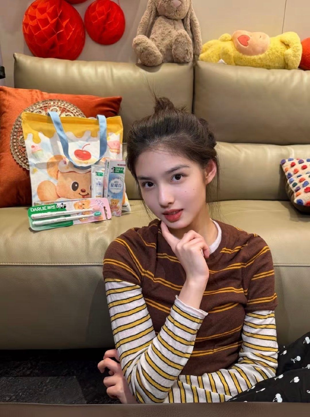 #艾米[超话]#  居家碎片时刻🏡
满满的礼物与小惊喜，是被爱意包围的日常 ​