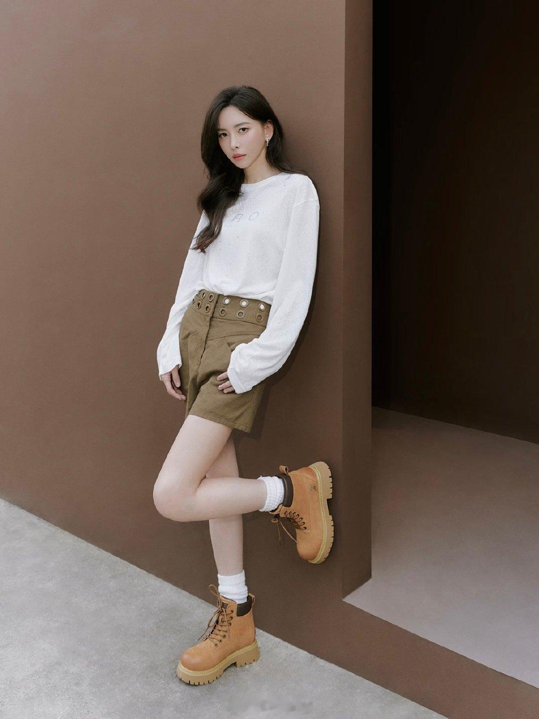 歌手、演员身着 #IRO# Total Look。

自在着装延展身材比例，洒脱态度尽显此刻
#于文文[超话]# ​