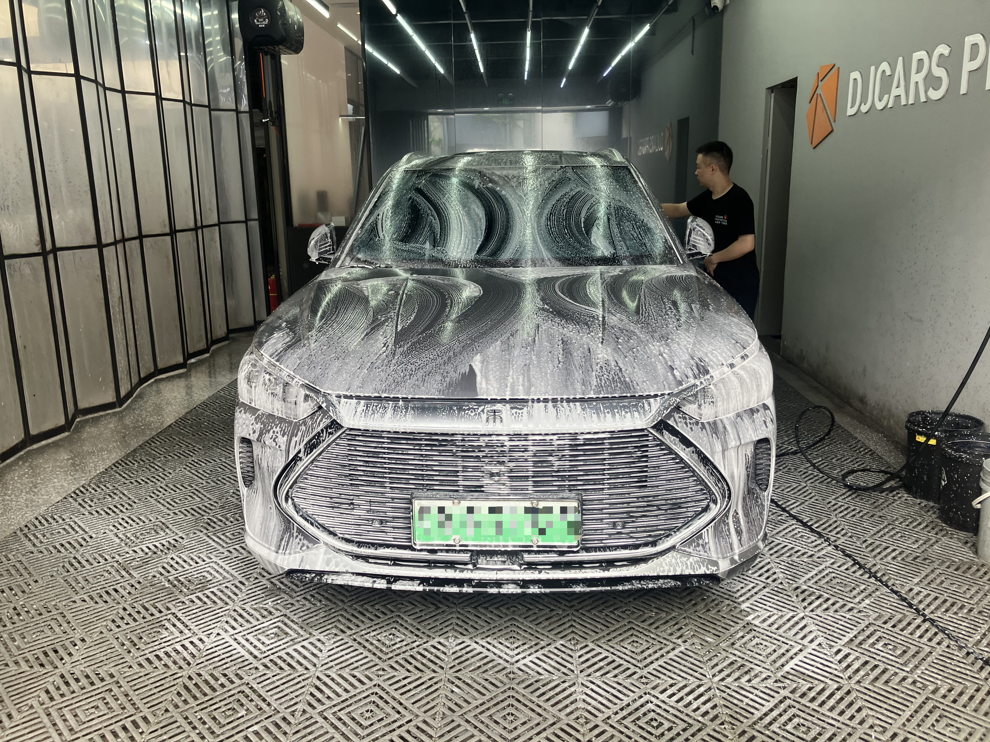 一套好的窗膜不仅要隔热性能强，还要看材料质量稳定。

像这辆比亚迪宋Plus之前在别的店贴的窗膜，隔热性能不差，但是贴了几年已经出现小裂痕。

客户到我们店撕膜后发现，是旧膜的胶水层已经开始水解，粘满玻璃。

也幸好车主发现及时，赶紧撕掉了，否则继续使用的话，劣质胶水还可能会影响健康！

— ​