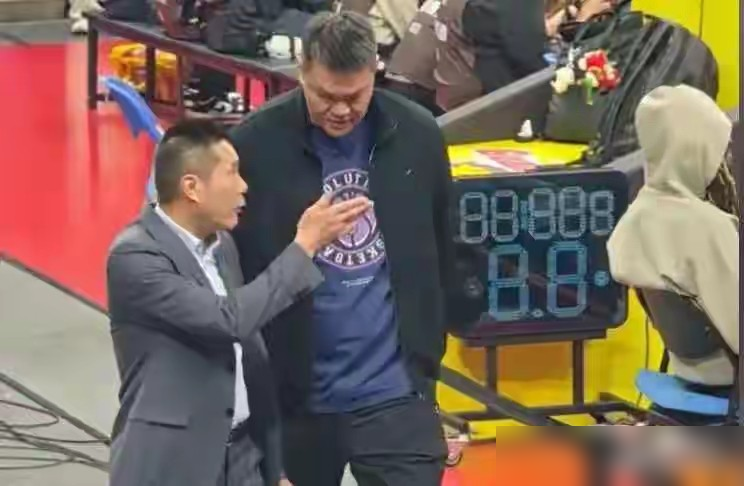 杜锋在更衣室批评球队：“打了18分钟好球，18分钟后大家没有能量了，谁...