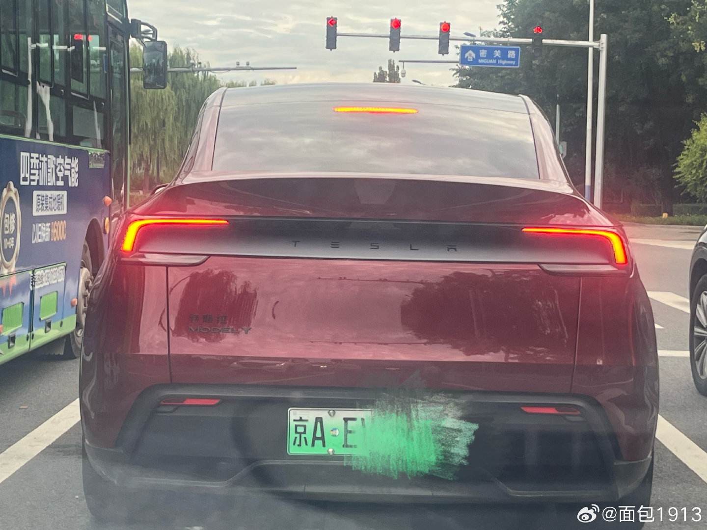 特斯拉车主
是最爱换颜色的

这个红
低调中透着沉稳
耐看 ​