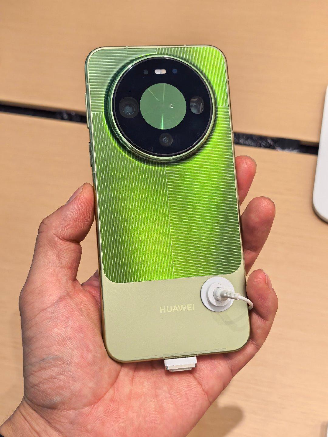 路遇华为体验店摸了把华为Mate90、华为 Mate90 Pro 、华为 Mate90 Pro Max 和华为 Mate90 RS，喜欢哪个？[doge] ​