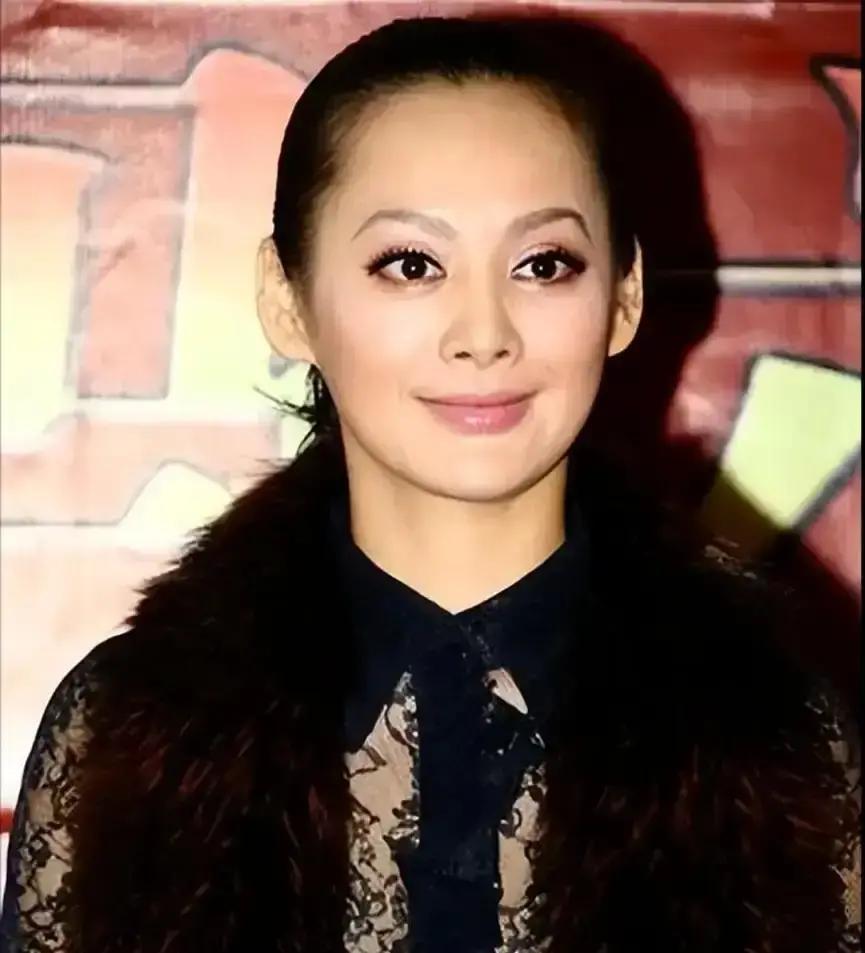 1997年，宁静嫁给美国人保罗，第一次上门，婆婆说：“我家有5000亩地，近亿存款，你想要什么结婚礼物？随便说！”宁静：“我想要一套房子！”婆婆听后惊呆了，给了宁静一个做梦都想不到的礼物。
宁静说出口后，客厅安静了几秒。婆婆脸上的笑容没变，但眼神看向了保罗。保罗轻轻碰了碰宁静的手臂。
“房子？”婆婆