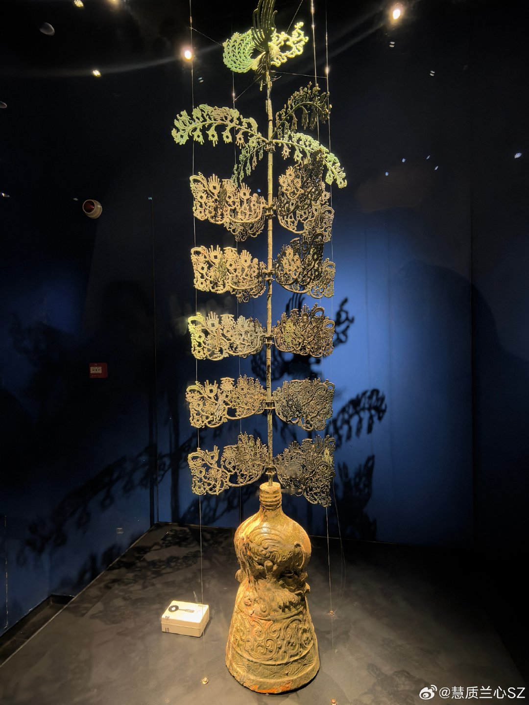 不愧是一醒惊天下的三星堆，暑假的尾巴晚场延时票也是people mountain people sea，真应了的士伯伯说的，三星堆没有淡旺季，只有人很多或者很多人[哈哈]  ​