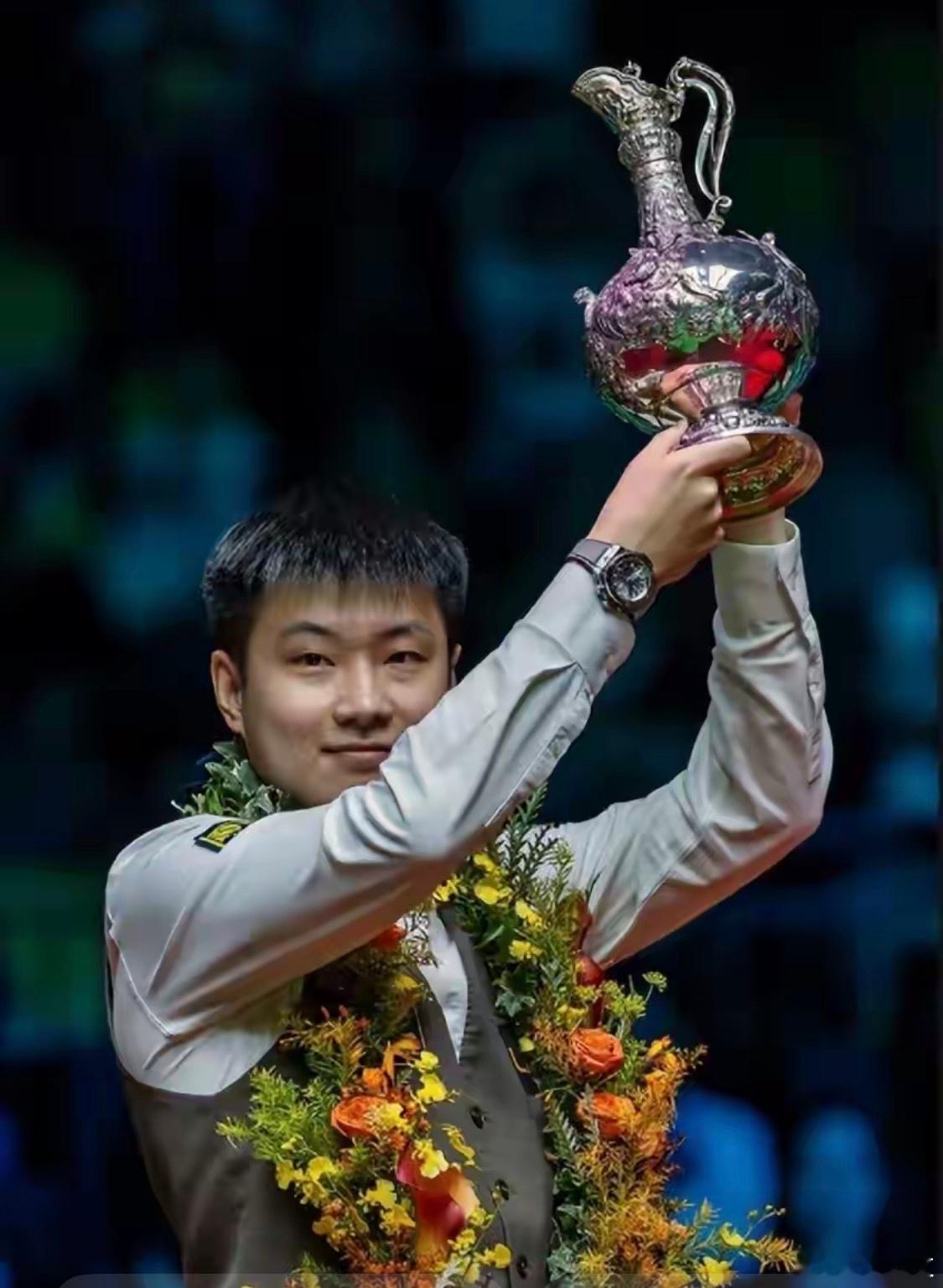 赵心童在武汉公开赛5-1横扫罗伯逊，正式登顶斯诺克世界第一。这不仅是中...